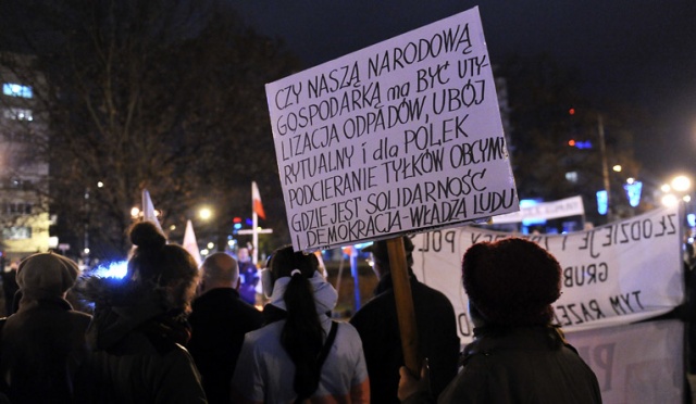 W 33. rocznicę wprowadzenia w Polsce stanu wojennego szczecińskie Porozumienie Środowisk Patriotycznych zorganizowało na Placu Grunwaldzkim pikietę antykomunistyczną. Fot. Łukasz Szełemej [Radio Szczecin] W rocznicę stanu wojennego pikietowali przeciwko komunie [ZDJĘCIA]