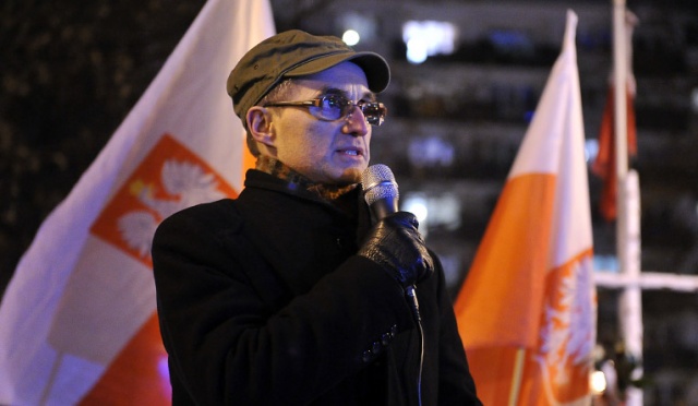 W 33. rocznicę wprowadzenia w Polsce stanu wojennego szczecińskie Porozumienie Środowisk Patriotycznych zorganizowało na Placu Grunwaldzkim pikietę antykomunistyczną. Fot. Łukasz Szełemej [Radio Szczecin] W rocznicę stanu wojennego pikietowali przeciwko komunie [ZDJĘCIA]