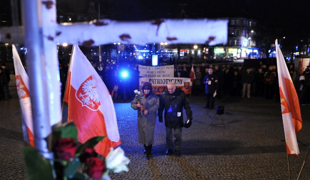 W 33. rocznicę wprowadzenia w Polsce stanu wojennego szczecińskie Porozumienie Środowisk Patriotycznych zorganizowało na Placu Grunwaldzkim pikietę antykomunistyczną. Fot. Łukasz Szełemej [Radio Szczecin] W rocznicę stanu wojennego pikietowali przeciwko komunie [ZDJĘCIA]