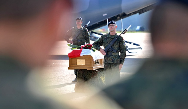 2014-09-18 - Ciało żołnierza szczecińskiego korpusu NATO, który we wtorek zginął w Afganistanie wróciło do kraju. Fot. Łukasz Szełemej [Radio Szczecin] To był rekordowy rok. 2014 w obiektywie Radia Szczecin [ZDJĘCIA, WIDEO]