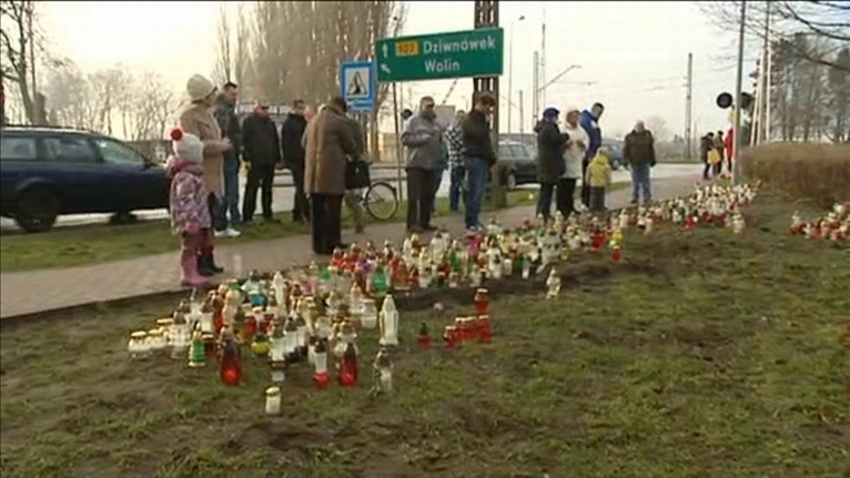 Kamień Pomorski w żałobie. W piątek w południe - na znak solidarności z rodzinami ofiar tragicznego wypadku - zawyły tam syreny. Fot. TVN24/x-news