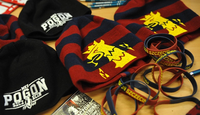 Środki higieniczne, słodycze, akcesoria sportowe i przybory szkolne za prawie 8 tysięcy złotych przekazali kibice Pogoni wychowankom Domów Dziecka i Ośrodków Szkolno-Wychowawczych.