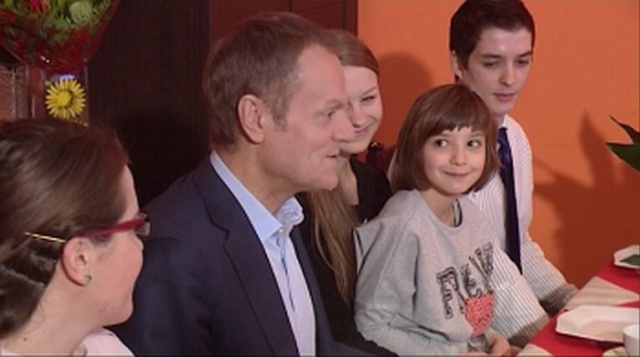 Premier Donald Tusk odwiedził rodzinę zastępczą prowadzoną przez Wandę Gawron w Strzałkowie koło Radomska.
