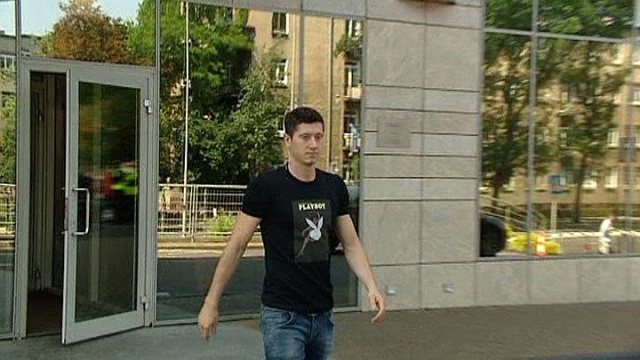 Bayern Monachium i Robert Lewandowski ogłosili, że polski napastnik latem dołączy do ekipy mistrzów Niemiec - informują światowe media.