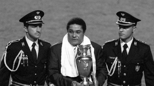 Legendarny piłkarz z Portugalii zmarł w nocy z soboty na niedzielę. Miał 71 lat. Przyczyną śmierci było zatrzymanie akcji serca - podaje TVN24.