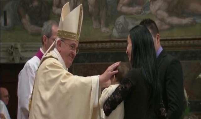 Podczas niedzielnej uroczystości w Kaplicy Sykstyńskiej papież Franciszek udzielił chrztu 32. dzieciom. Wśród nich była siedmiomiesięczna Giulia - córka pary, która wzięła wyłącznie ślub cywilny - informuje CNN.