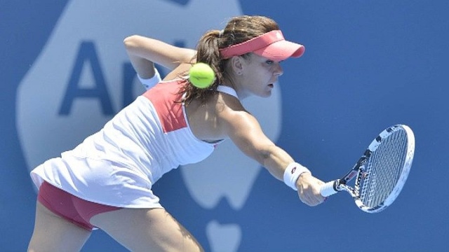 Agnieszka Radwańska i Michał Przysiężny awansowali do drugiej rundy wielkoszlemowego turnieju tenisowego Australian Open w Melbourne.