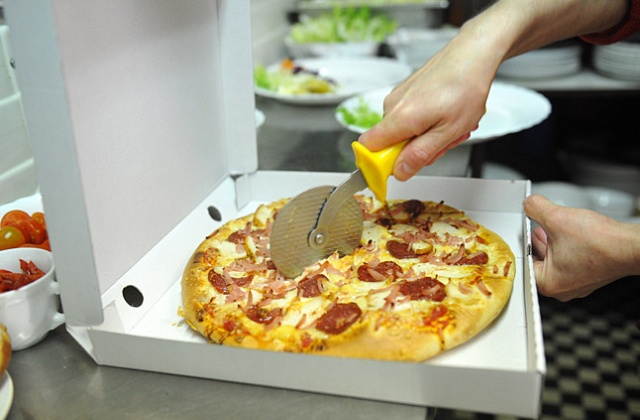 Chińszczyzna i burgery w ciągu dnia a nocą pizza - te dania Polacy zamawiają przez internet najchętniej.