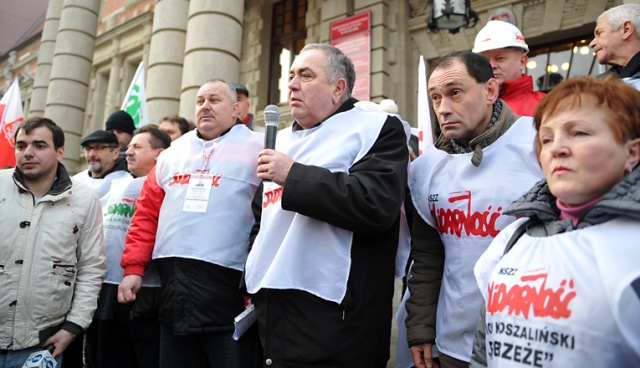 Związkowcy przed siedzibą wojewody: Dajcie nam emeryturę godną, a nie głodną [ZDJĘCIA, WIDEO]