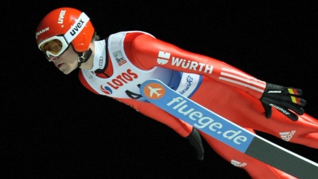 Niemiecki skoczek Andreas Wellinger wygrał czwartkowe zawody Pucharu Świata w Wiśle. 18-latek, dla którego jest to pierwsza wygrana w karierze, wyprzedził Kamila Stocha oraz Austriaka Michaela Hayboecka.