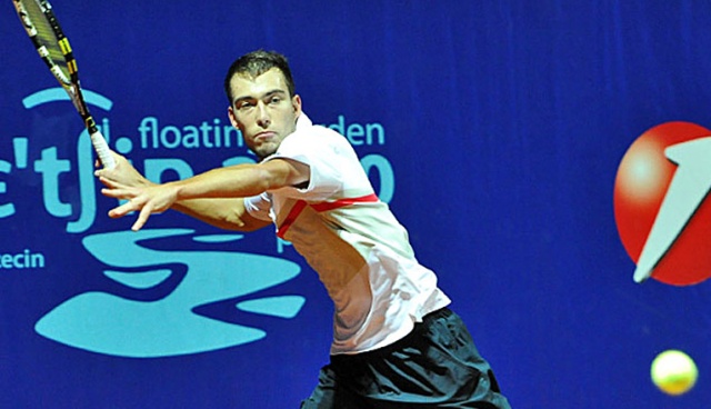 Jerzy Janowicz odpadł z wielkoszlemowego turnieju tenisowego Australian Open odbywającego się w Melbourne. Rozstawiony z numerem 20. Polak przegrał w trzeciej rundzie z Niemcem Florianem Mayerem 5:7, 2:6, 2:6.