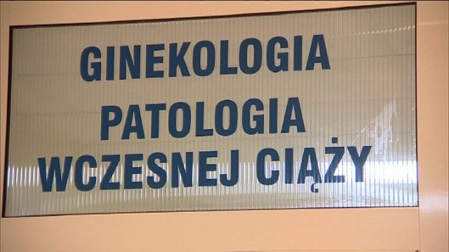 Ordynator oddziału ginekologiczno-położniczego szpitala we Włocławku, gdzie tuż przed porodem zmarła para bliźniąt, broni lekarzy.