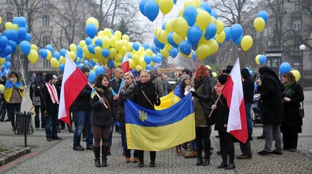 Dziesięciotysięczny tłum ludzi szturmuje milicyjny kordon w Kijowie na Ukrainie - informują zagraniczne agencje prasowe. Funkcjonariusze blokują wejście do dzielnicy rządowej.