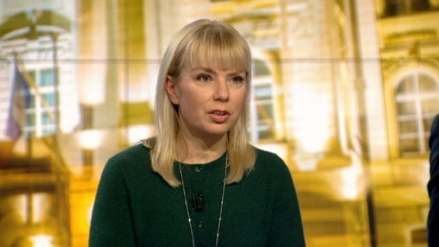 Problemy z pogodą są zrozumiałe, ale niezrozumiałe jest to, że pracownicy kolei nie potrafią pomóc pasażerom - tak mówi wicepremier Elżbieta Bieńkowska, odnosząc się do sytuacji na liniach kolejowych.