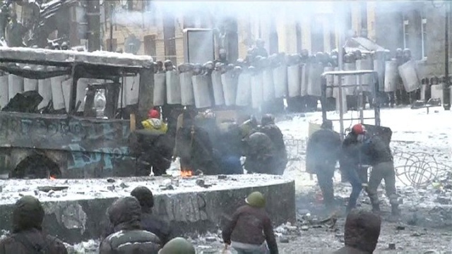 Już cztery osoby zginęły podczas starć w stolicy Ukrainy. Dwie z nich od postrzałów gumowymi kulami. W południe oddziały specjalne milicji przypuściły atak na grupę manifestantów w centrum Kijowa.