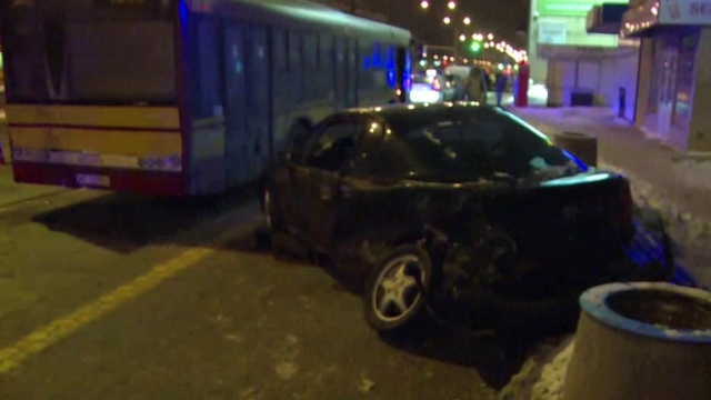 Pijany kierowca wjechał w grupę ludzi stojących na przystanku autobusowym przy jednej z ulic w Warszawie - informuje TVN24. Pięć osób zostało rannych.
