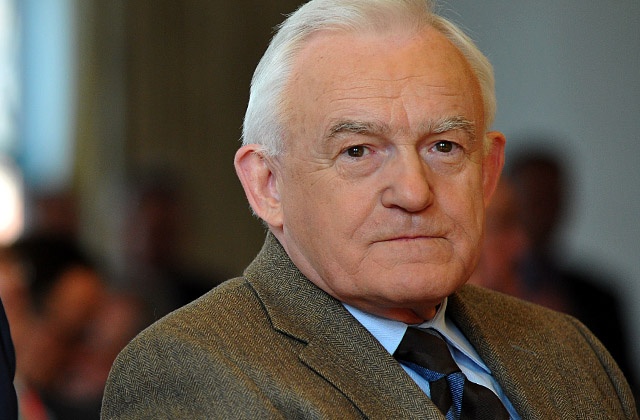 Przewodniczący SLD Leszek Miller został uderzony i oblany nieznaną substancją. Do zdarzenia doszło w piątek wieczorem w Sieradzu. Policja zatrzymała 55-latka podejrzanego o atak.