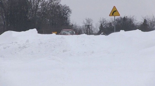 Kilkaset osób na Lubelszczyźnie odciętych od świata. Śnieg zasypał drogi. Mieszkańcom kończą się zapasy jedzenia i leków.