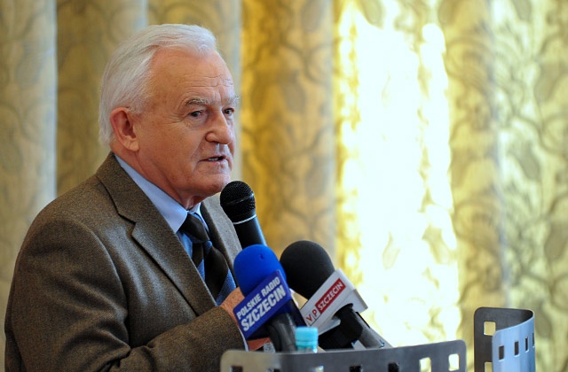 Sieradzcy policjanci postawili w niedzielę zarzut naruszenia nietykalności cielesnej funkcjonariusza publicznego 55-latkowi. Mężczyzna w piątek wieczorem zaatakował torebką foliową napełnioną nieznaną cieczą lidera SLD Leszka Millera.