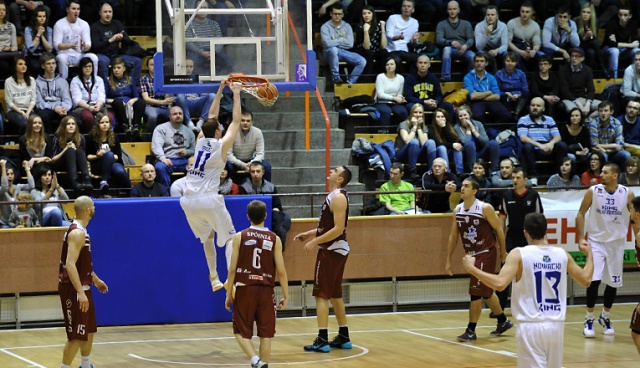 Derby Pomorza Zachodniego w I lidze dla koszykarzy Wilków Morskich, którzy we własnej hali pokonali Spójnię Stargard Szczeciński 68:54.