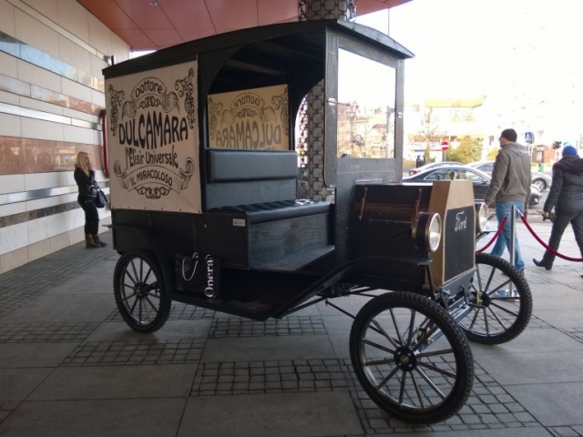 Jedyną w Polsce replikę Forda T z 1914 roku można oglądać w centrum Szczecina. Samochód jest elementem scenografii spektaklu Napój miłosny,