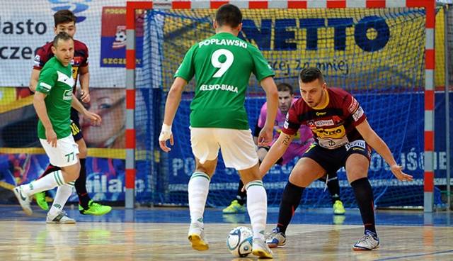 Halowi piłkarze Pogoni 04 pokonali dotychczasowego lidera ekstraklasy futsalu. W poniedziałek szczecinianie wygrali w Bielsku-Białej z tamtejszym Rekordem 3:2.