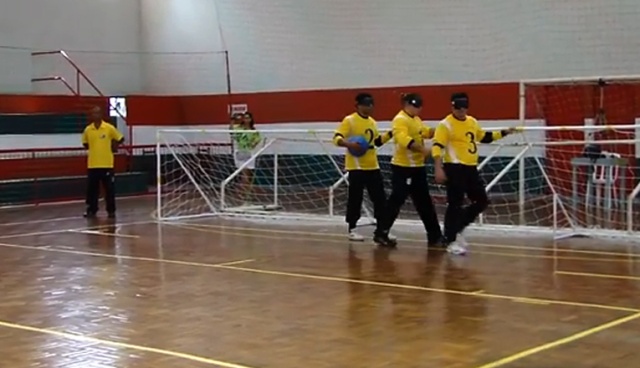 Piłkarze i trenerzy Pogoni Szczecin rozegrają mecz goalballa z zawodnikami niewidomymi.