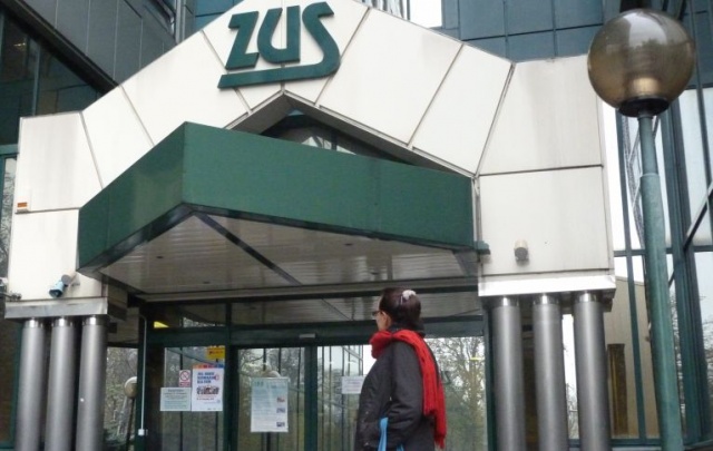 Na symboliczne podwyżki mogą liczyć w tym roku emeryci i renciści. Jak wylicza Gazeta Wyborcza, w marcu świadczenia pójdą w górę o nieco ponad 1,5 procent. O tyle samo wszelkie dodatki np. pielęgnacyjny czy kombatancki.
