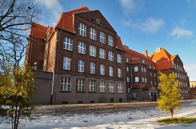 Uniwerek poluje na licealistów z trzynastki
