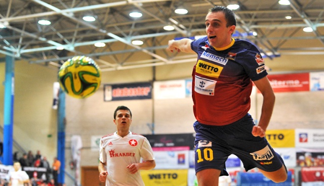 Halowi piłkarze Pogoni 04 Szczecin przegrali z aktualnym mistrzem Polski - Wisłą Kraków 2:5 w ostatnim meczu 15. kolejki rozgrywek ekstraklasy futsalu, rozegranym w poniedziałek.