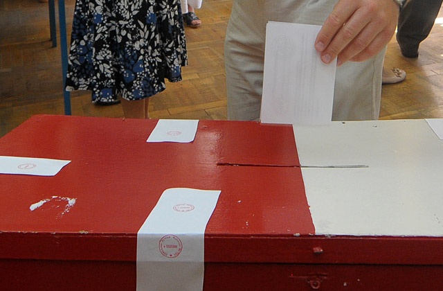 Dziesięć punktów procentowych przewagi PiS-u nad PO. Według najnowszego sondażu TNS Polska, na partię Jarosława Kaczyńskiego zagłosowałoby 33 proc. ankietowanych, a na Platformę Obywatelską - 22 proc.