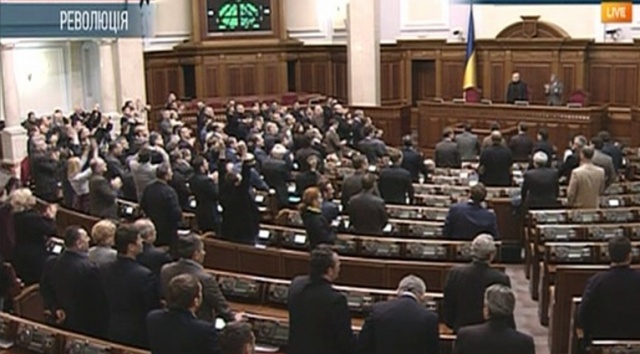 Ukraiński parlament zdecydował o usunięciu Wiktora Janukowycza ze stanowiska prezydenta. Głosowanie odbyło się w sobotę. Za opowiedziało się 328 deputowanych.