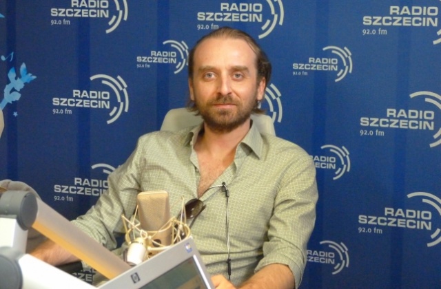 Teatr Radia Szczecin zaprasza na kolejną sztukę: przedstawienie Światło w nocy, zabawny dramat filozoficzno - logiczny Macieja Karpińskiego. W rolach głównych znani aktorzy: Wojciech Mecwaldowski, Wojciech Błach i Krzysztof Czeczot.