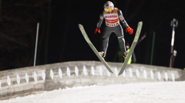 Tuż za podium wylądował Kamil Stoch w konkursie Pucharu Świata, który w środę odbył się w szwedzkim Falun. Dwukrotny mistrz olimpijski z Soczi po pierwszej serii był 13., ale po dalekim skoku w drugiej serii znalazł się na czwartym miejscu.