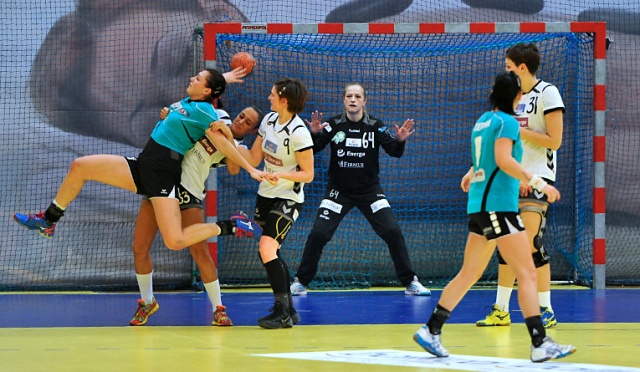 Derby województwa zachodniopomorskiego w Superlidze dla piłkarek ręcznych Energi AZS Koszalin. W środę szczypiornistki Pogoni Baltica Szczecin przegrały we własnej hali z koszaliniankami 24:25.