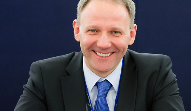 Pijany wiceszef Parlamentu Europejskiego Jacek Protasiewicz urządził awanturę na niemieckim lotnisku - tak twierdzi Bild. Według bulwarówki, polityk miał nazwać policjantów nazistami.