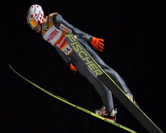 Mistrz olimpijski z Soczi zajął trzecie miejsce w dzisiejszym konkursie Pucharu Świata w skokach narciarskich w fińskim Lahti. Zwyciężył Niemiec Severin Freund przed Austriakiem Stefanem Kraftem.