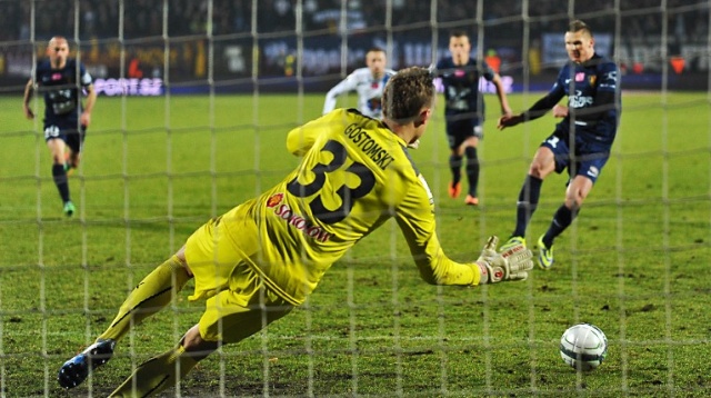 Jak informuje tvn 24, UEFA odnotowała pięć trafień Marcina Robaka w wygranym 5:1 meczu Pogoni z Lechem Poznań.