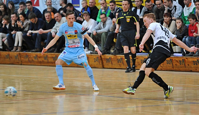 Halowi piłkarze Pogoni 04 awansowali do ćwierćfinału Pucharu Polski w futsalu. Szczecinianie w 18 finału pokonali w niedzielę na wyjeździe Budmax Przodkowo 6:3.