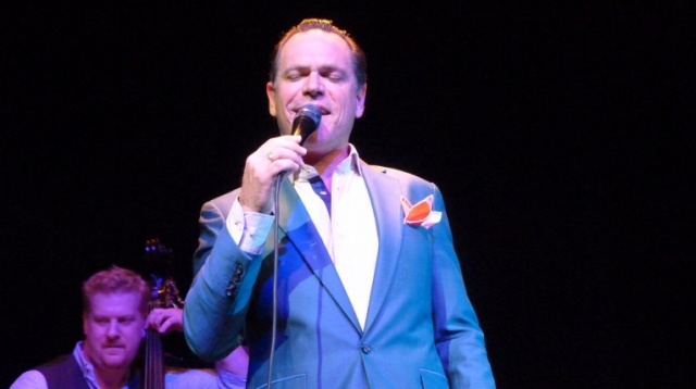 Były bisy, owacje na stojąco i dziesiątki zdjęć z wielbicielami po koncercie. Kurt Elling - jeden z najwybitniejszych wokalistów jazzowych na świecie wystąpił w czwartek wieczorem w Szczecinie.