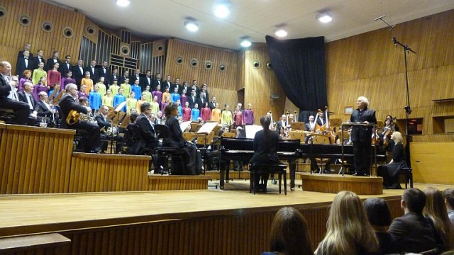 Niezwykle charyzmatyczny, światowej sławy dyrygent i kompozytor poprowadził szczecińskich filharmoników - Jerzy Maksymiuk wystąpił w piątek w Szczecinie.