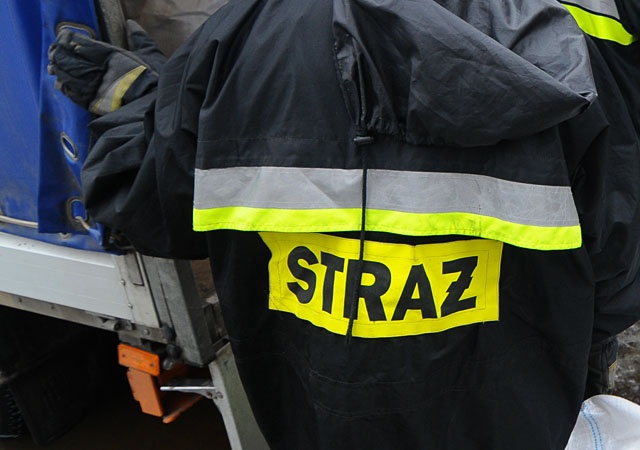 Jeden mężczyzna zginął, a pięciu zostało rannych, gdy na pracujących na wysokości runął kilkutonowy element konstrukcji budynku.