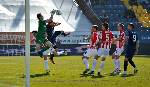 Piłkarze Pogoni Szczecin zatrzymali się na Pasach w drodze po zwycięstwo w ekstraklasie. Portowcy zremisowali w niedzielę na własnym stadionie z Cracovią Kraków 0:0 w 25. kolejce rozgrywek o mistrzostwo Polski.