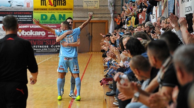 Halowi piłkarze Pogoni 04 zdobyli trzy punkty w ekstraklasie futsalu. W poniedziałek, w ostatnim meczu 17. kolejki rozgrywek o mistrzostwo Polski, szczecinianie pokonali Clearex Chorzów 7:1.