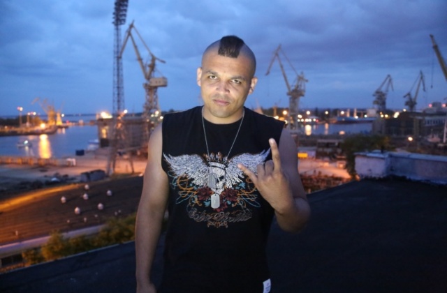 Zagrali 60 koncertów w całym kraju i wystąpili z takimi gwiazdami jak Papa Roach, TSA czy Hey oraz dwukrotnie zaprezentowali się podczas finału regat The Tall Ships Races. Pierwsze urodziny świętuje szczeciński zespół Ukeje.