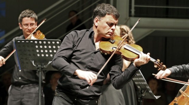 Owacjami na stojąco zakończył się sobotni koncert orkiestry kameralnej - Baltic Neopolis Orchestra, która wystąpiła pod batutą światowej sławy skrzypka - Vasko Vassiliewa. Bułgarski muzyk zagrał w Trafostacji Sztuki w Szczecinie.