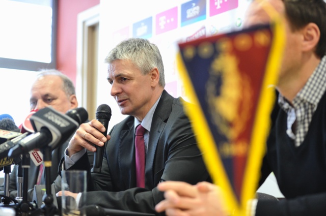 W czwartek minął rok pracy trenera Dariusza Wdowczyka z Pogonią Szczecin. Szkoleniowiec Dumy Pomorza będzie gościem internetowej audycji Sport w Sieci w piątek o 9.15. Bezpośrednia transmisja wideo na naszej stronie internetowej.