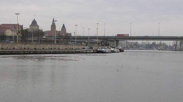 Transport kontenerów Odrą z południa Polski do Szczecina jest możliwy - przekonują naukowcy z Akademii Morskiej. Mają już wstępne wyliczenia i teraz starają się o rządowe pieniądze na wykonanie badań.