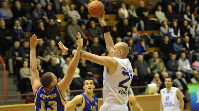 Szczecinianie w przedostatniej kolejce rundy zasadniczej 1 ligi przegrali w sobotę w Pruszkowie ze Zniczem Basket 68:77.