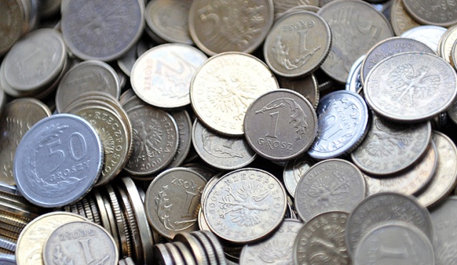 Narodowy Bank Polski wybił monety z nowego, tańszego stopu, nie z mosiądzu, a stali powlekanej mosiądzem. NBP walczy w ten sposób z wysokimi kosztami produkcji bilonu.